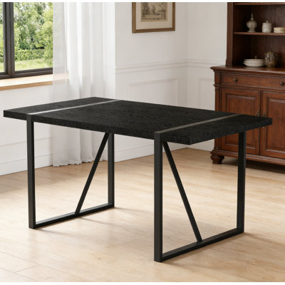 Une table de salle à manger rectangulaire rétro minimaliste de 55 pouces avec un plateau texturé noir et des pieds rectangulaires en métal noir. Plateau de table minimaliste en panneau de fibres à densité moyenne.