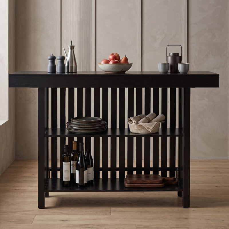Buffet moderne de hauteur comptoir avec étagères de rangement, plateau effet marbre, repose-pieds en métal et panneaux à lattes.