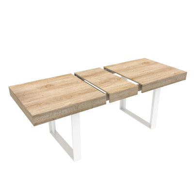 Longue table de salle à manger extensible en bois, avec une surface et des lignes claires