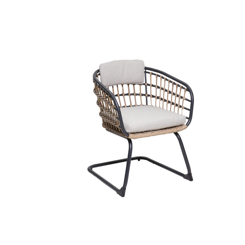 L'ensemble de 2 chaises en osier est conçu pour rehausser votre patio