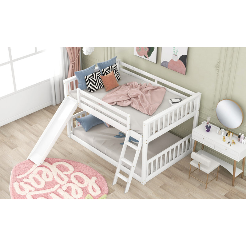 Et lit superposé double au-dessus compact avec glissade, espace blanc amovible