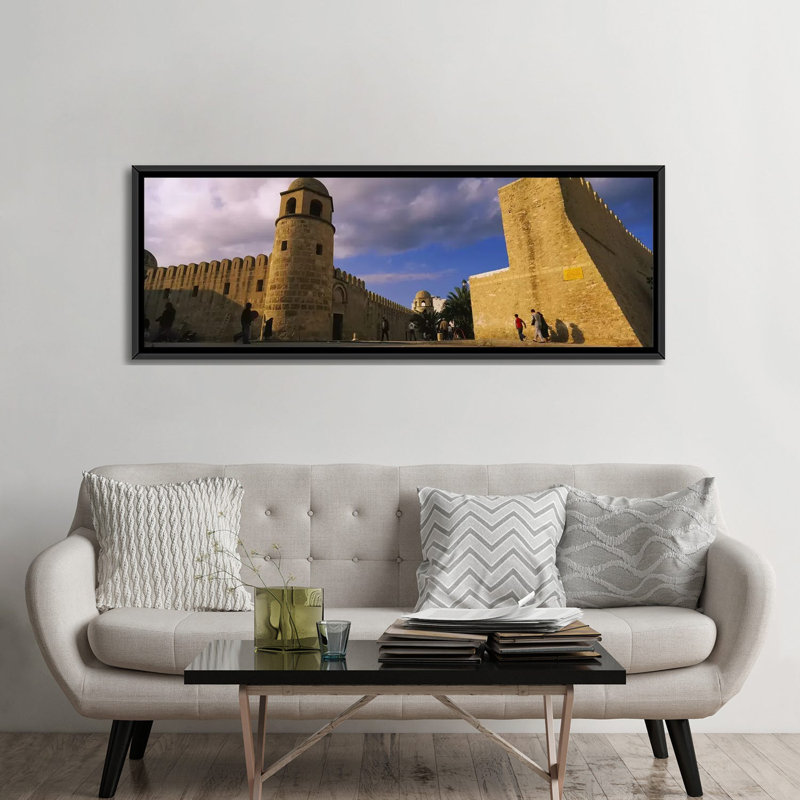 Groupe de personnes à une mosquée, Grande Mosquée, Médina, Sousse, Tunisie par Panoramic Images - Reproduction de giclée sur toile tendue avec châssis