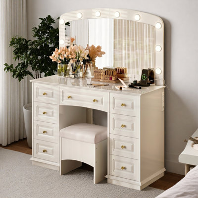 Luxurious Makeup Vanity With 10 Hollywood Bulbs