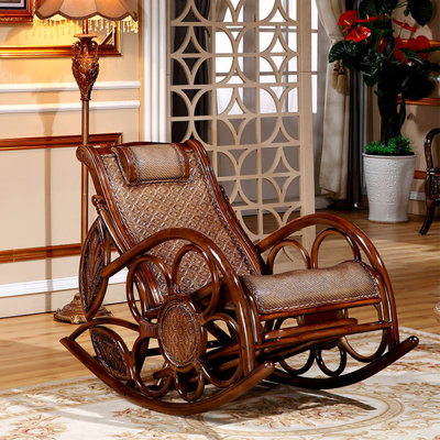 Chaise berçante élégante en rotin