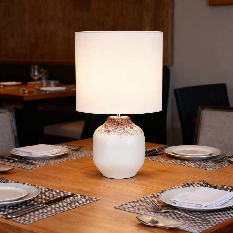 Lampe de table 22 po en céramique blanche et dorée