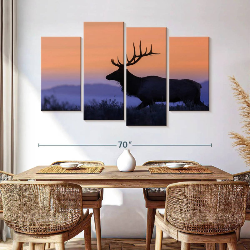 Wapiti brulé contre le coucher du soleil
