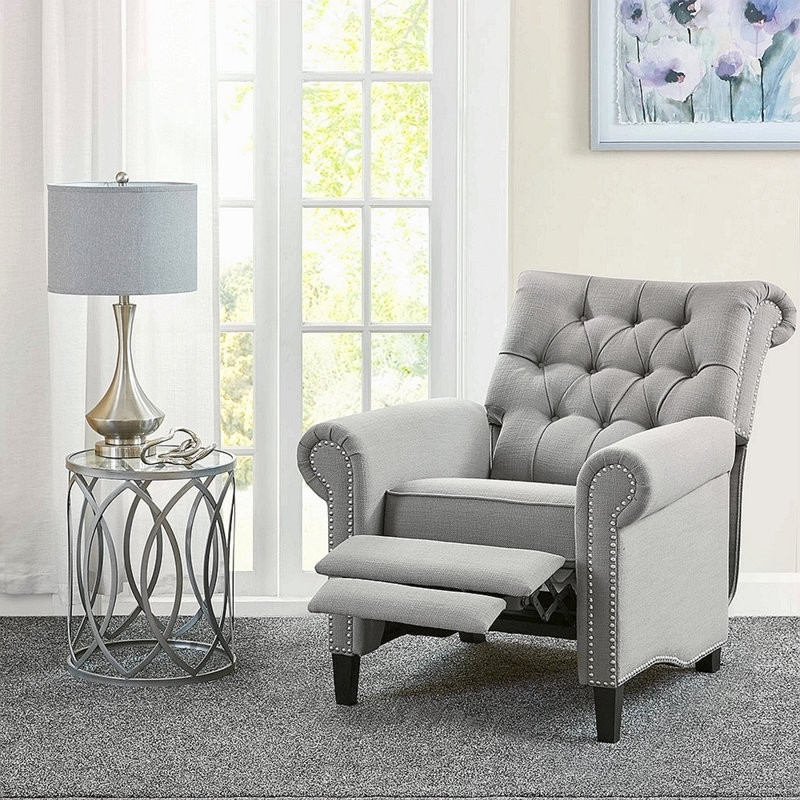 Fauteuil élégant et sophistiqué avec dossier capitonné et garniture cloutée, Gris