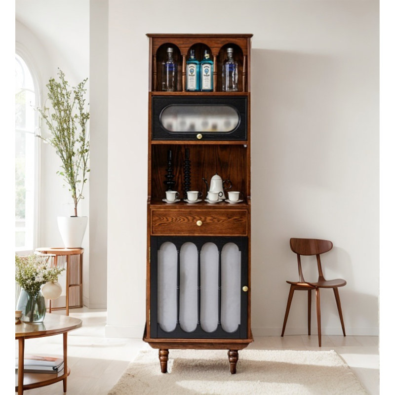 Grande armoire à manger en bois massif de style français rétro intégrée au mur du garde-manger.