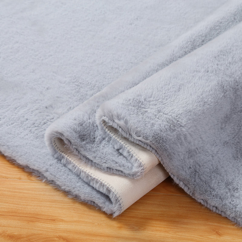 Tapis gris en fausse fourrure tressé à la machine Mitz, Rectangle 2 pi x 6 pi