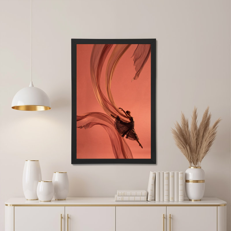 «Danseuse» sautant avec un tissu transparent sur toile rose, H 18 po x l 12 po