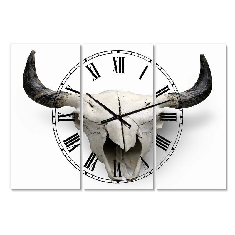 Horloge murale sur fond blanc