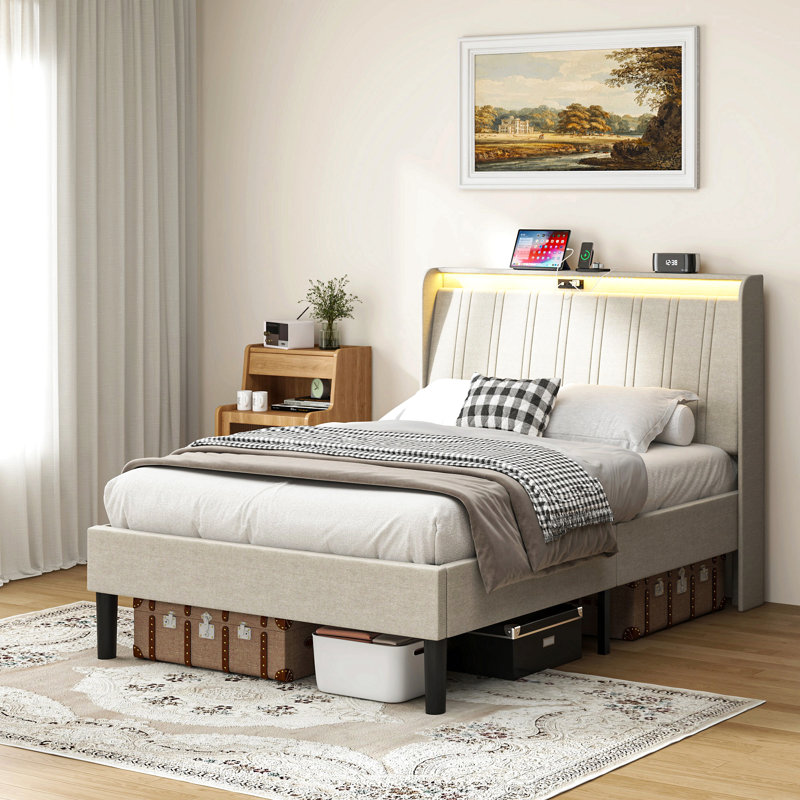 Structure de lit plateforme avec tête de lit tapissier en tissu et support en lattes de bois, matelas entièrement rembourré
