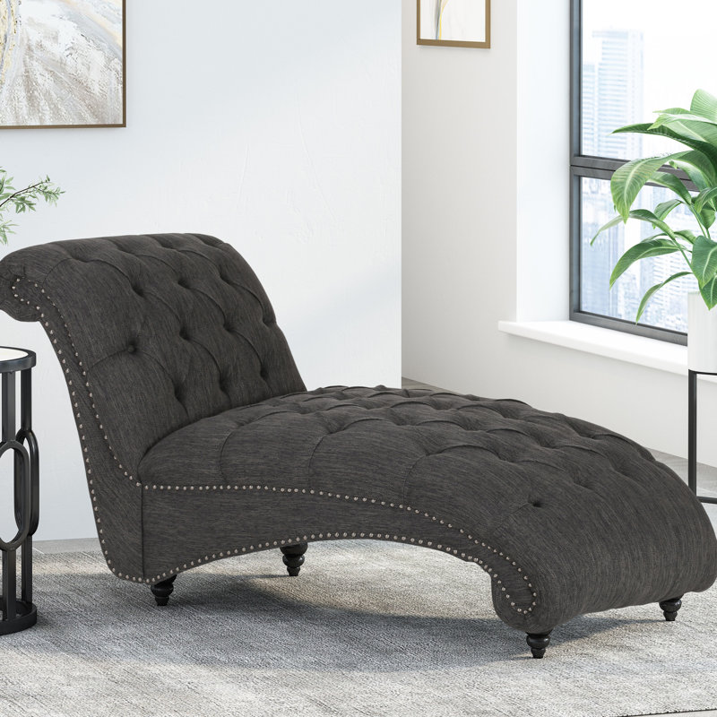 Chaise longue avec motif courbé et capitonnage à boutons, coutures en losanges, revêtement en tissu gris anthracite, capitonnage aux pieds en bois de bouleau et forme confortable, tissu