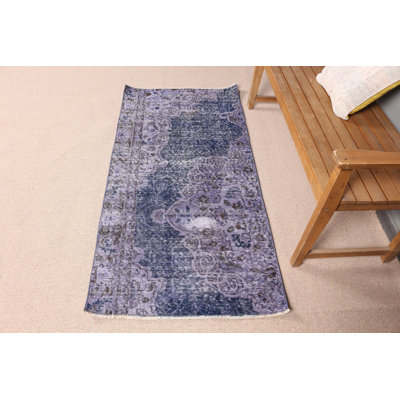 Découvrez le petit tapis turc d'élégance intemporelle parfait pour les espaces d'entrée dans une teinte bleu majestueux