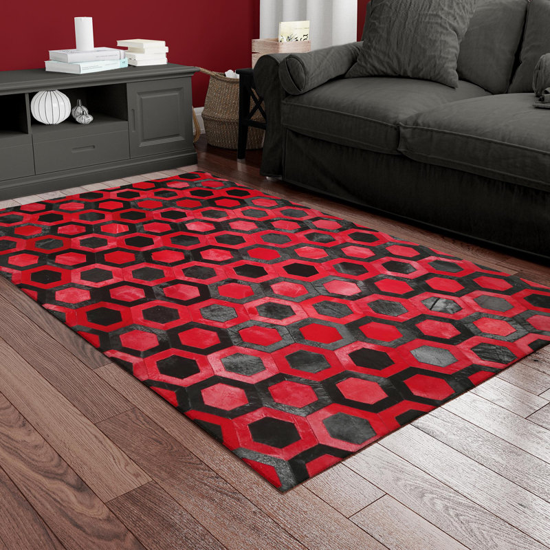 Tapis rouge et noir en cuir de vache hexagonal