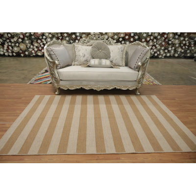 Tapis chic à rayures beiges et dorées: parfait pour les espaces minimalistes 6 x 8