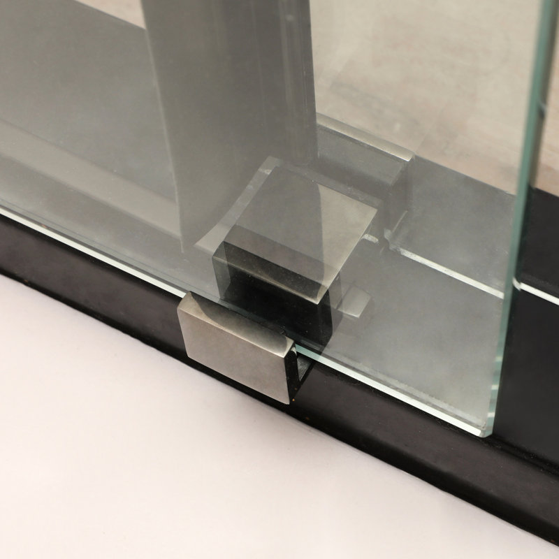 Cabine de douche 48 po x 76 po avec finition noir mat. Verre trempé transparent. Poignée à tirer. S'agence à plusieurs styles de salle de bain. Réglable pour les imperfections du mur. La quincaillerie fournie convient à différents murs inégaux.