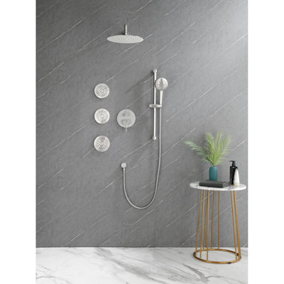 Système de douche noir mat avec des choix abondants. Tête, douche à main, barre coulissante, jets de corps. Pluie naturelle. Fixation murale. Style laiton. Simulez la pluie. Auto-nettoyant.