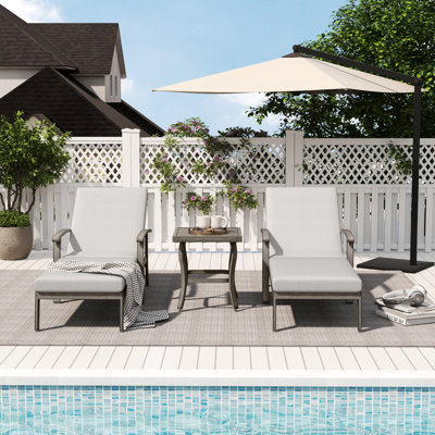 Ensemble de chaises longues d'extérieur en aluminium avec table Ketisha