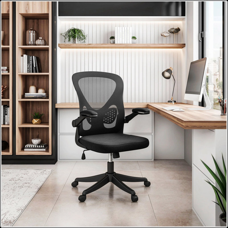 Chaise de bureau ergonomique en maille avec accoudoirs relevables pour un confort optimal et un gain d'espace, noire