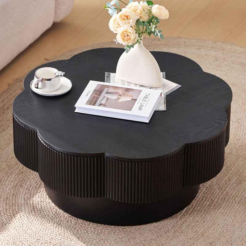 Élégante table basse en bois avec rangement dissimulé et surface durable, parfaite pour les salons modernes et pour recevoir des invités.