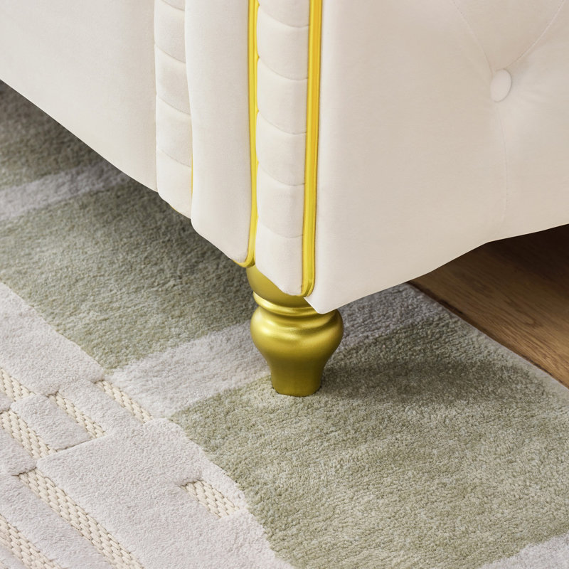 Velours beige avec 5 sièges, accoudoirs roulés à boutons et décor doré, structure en pin capitonnée à 3 + 2 places, passepoil, idéale pour le salon principal