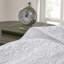 Couvre-lit réversible blanc pour très grand lit - Le matelassage décoratif en coton prélavé comprend deux taies décoratives lavables à la machine pour un caractère charmant.