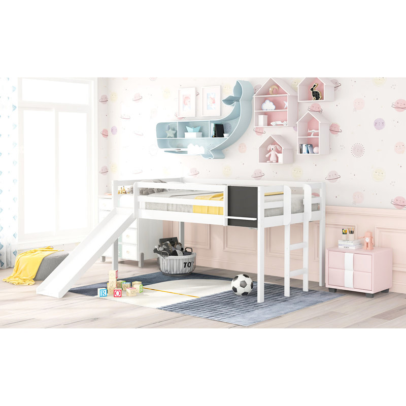 Lit mezzanine simple blanc avec escalier et tableau noir - bois massif pour une chambre à coucher élégante, structure en pin, glissade, plaisir