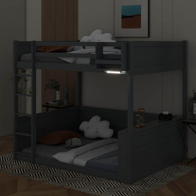 Grand lit superposé en bois avec tablettes intégrées, lumière DEL et station de charge USB