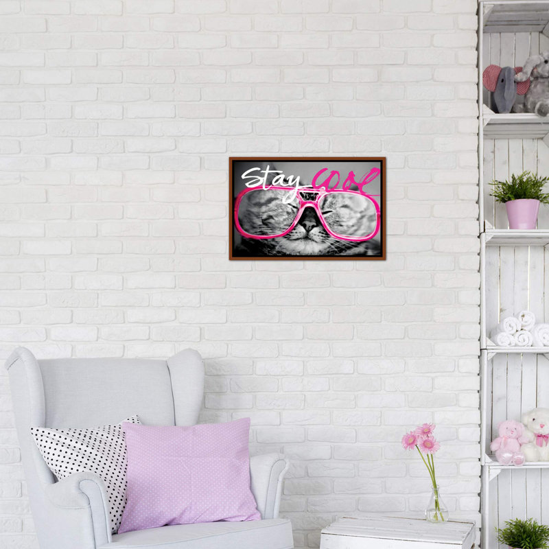 Stay Cool Cat - impression d'art graphique, H 18 po x l 26 po x 1,5 po, Toile avec cadre brun, Pas de tapis