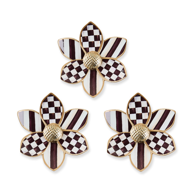 Courtly Wallflowers