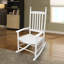 Chaise berçante en bois de véranda en bois blanc - Fabriquée en bois franc massif pour une utilisation à long terme Siège large et accoudoirs Confort optimal Dossier à lattes facile à assembler