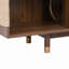 Meuble de divertissement moderne noyer Mid-Century avec porte coulissante, option rabattable, cachette pour animaux de compagnie et portes et téléviseurs de style pièce, centre chic