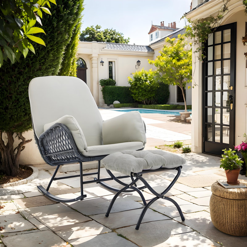 Chaise berçante de patio avec repose-pieds
