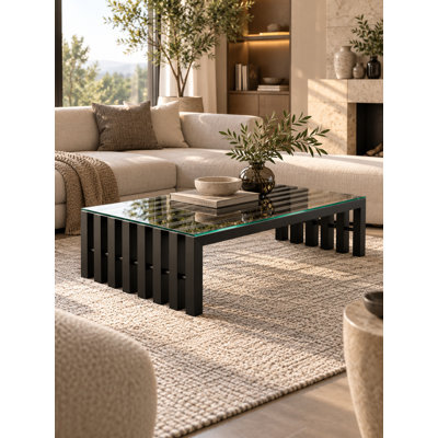 Table basse rectangulaire Vlad moderne en métal noir avec dessus en verre trempé et piètement géométrique à lattes