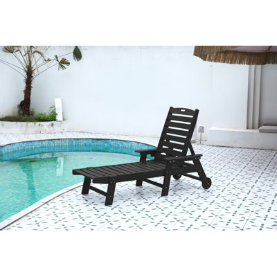 Chaise longue d'extérieur avec texture en bois
