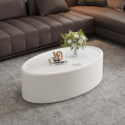 Table basse ovale cachée avec rangement en verre trempé et revêtement en cuir pour les salons modernes.