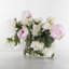Arrangement floral de pivoine rose dans un vase en verre
