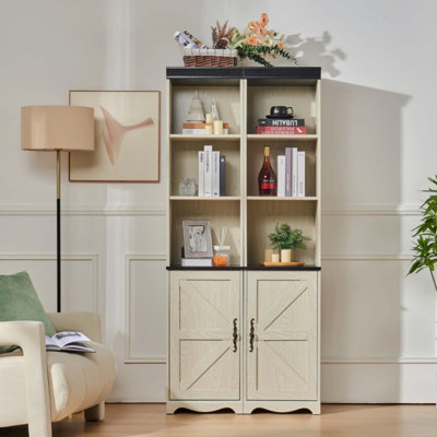 Grande armoire de rangement Farmhouse avec tablettes réglables, bibliothèque en bois aggloméré à finition grain de bois 3D, casiers de présentation ouverts et rangement de porte de grange fermée, bibliothèque librement combinable pour le bureau de la chambre à coucher