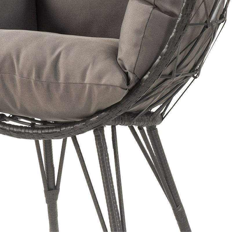 Chaise de patio gris clair et noire avec coussin rembourré