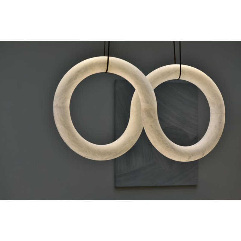 Lustre suspendu clair en cuir et acier albâtre clair, Noir laiteux, 70" Length x 31" Wide x 14" to 72" Height, Chrome poli