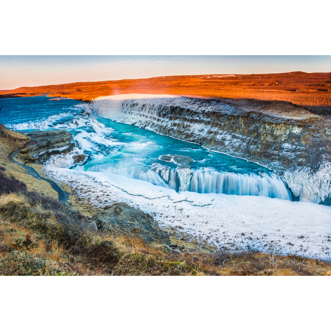 Erstaunliche isländische Winterlandschaft mit dem majestätischen Wasserfall des gefrorenen Gullfoss - Druck