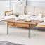 La table basse de 43,3 pouces avec fonction de réglage de la hauteur (avec espace de rangement) combine style rustique et verre trempé. Conception peu encombrante, plusieurs options de couleurs, convient au salon et au bureau-1134821576-1134821579