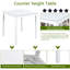 Ensemble table et chaises de salle à manger blanches, hauteur du comptoir, forme carrée avec broderie de cristal. Structure en bois massif. Quatre chaises blanches rembourrées.