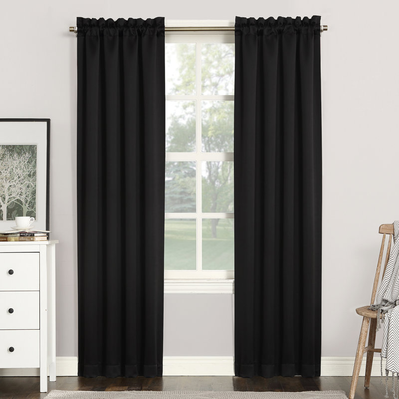 Panneau de rideau occultant thermique à œillets Wayfair Basics® Dorcia, Noir, l 40 po x L 84 po