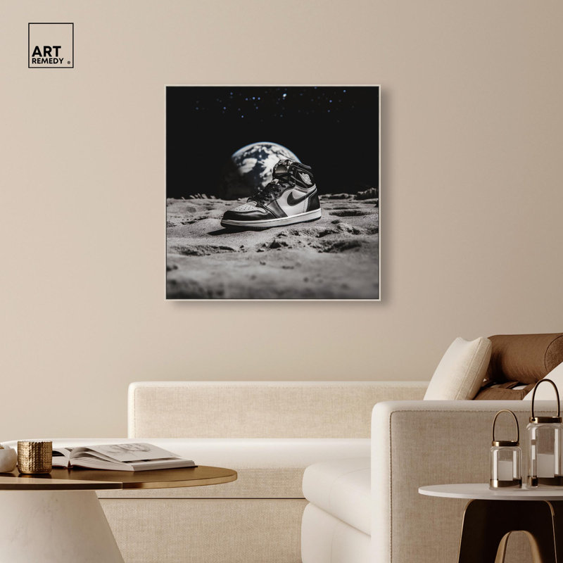 Moon Kicks, toile par Art Remedy, H 13 po x l 13 po, Argent argent, Cadre flottant