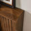 Buffet Mid-Century avec 2 portes coulissantes et bandes décoratives en bois massif
