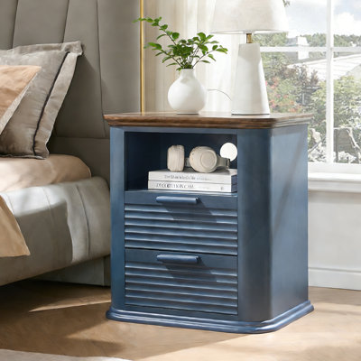 Table de chevet cannelée de 22 pouces avec station de charge intégrée, deux tiroirs et rangement ouvert pour les chambres à coucher ou les salons modernes.