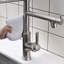 Robinet de cuisine contemporain en nickel brossé, rétractable, largeur de paquet 13, poignée simple, eau chaude et froide, poids du produit 6,7 lb, remplisseur en céramique, style moderne