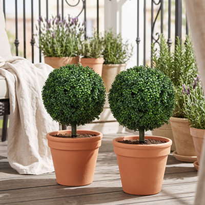 Ensemble de 2 arbres topiaires en buis artificiel, plantes artificielles en forme de boule de 15,7 pouces avec piquet, verdure résistante aux rayons UV, décoration intérieure et extérieure pour le salon, le bureau, le porche, le jardin